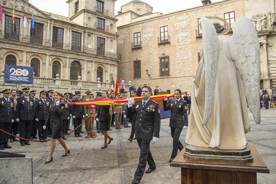 Agentes de la Policía Nacional portando la Bandera de España en el acto de Izado. 